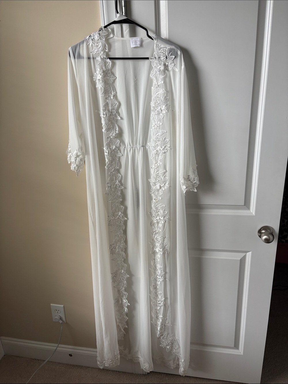Le Rose Stories Lace-Trim Long Bridal Getting Ready Robe for Women in Ivory